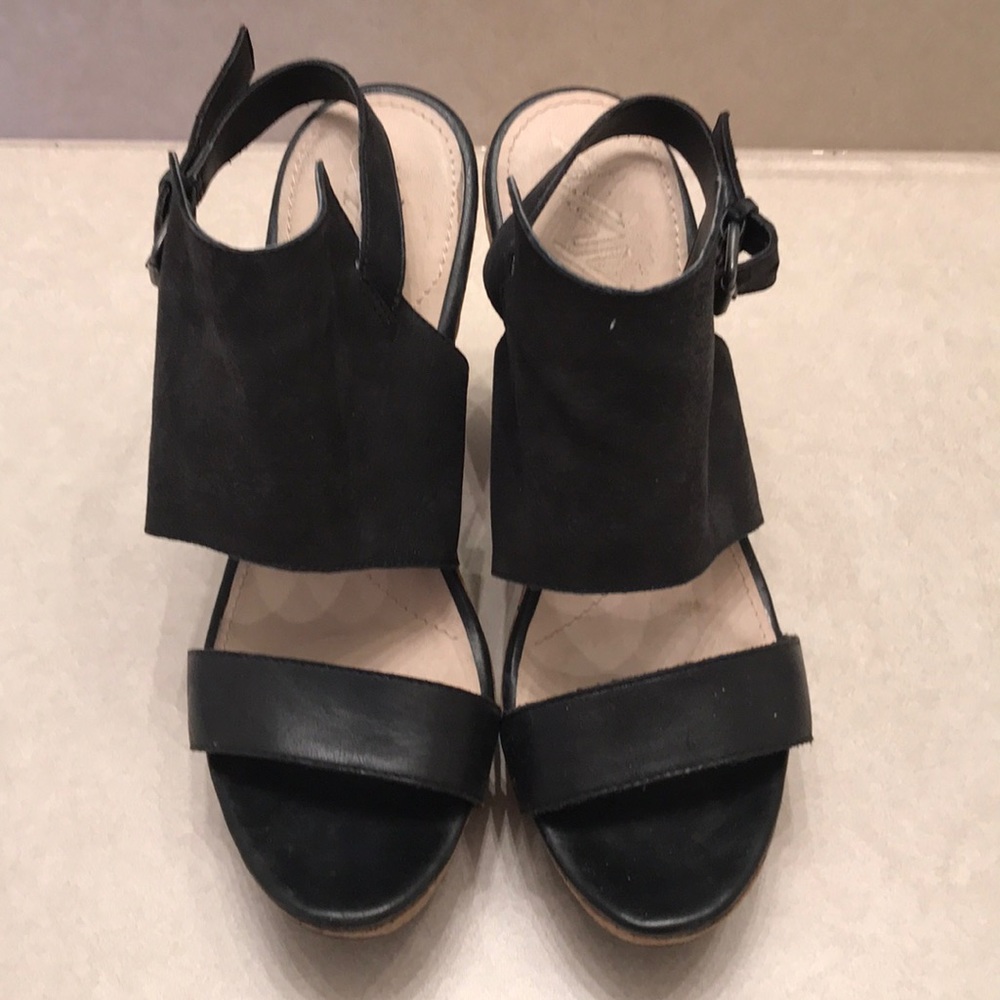 Black and cork wedge